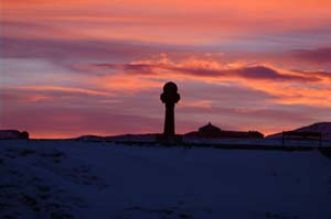 Meridianst&oslash;tten og Turistua. Foto: Hammerfest kommune/Goggen Hansen