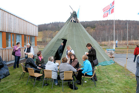 Noen av gjestene på Dyrøyseminaret 2008 koser seg ute med varm suppe fra lavvoen Noen av gjestene på Dyrøyseminaret 2008 koser seg ute med varm suppe fra lavvoen