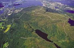 Flyfoto over Emblemsfjellet med Spjelkavika i bakkant