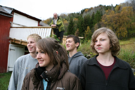 4 ungdommer med regi p&aring; Dyr&oslash;yseminaret 2010