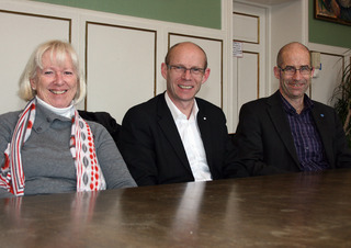 Fjernvarmeavtalen på plass. En fornøyd rektor Hans Fredrik Hoen og universitetsdirektør Siri Margrethe Løksa har akkurat inngått avtalen med administrerende direktør i Statkraft Varme AS Bjørn Hølaas. Foto: Eivind Norum, UMB. Fjernvarmeavtalen på plass. En fornøyd rektor Hans Fredrik Hoen og universitetsdirektør Siri Margrethe Løksa har akkurat inngått avtalen med administrerende direktør i Statkraft Varme AS Bjørn Hølaas. Foto: Eivind Norum, UMB.