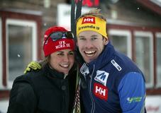 ANNA HAAG och Emil Jönsson har nu också båda samma skidor och pjäxor, nämligen Fischer. Foto: MOA MOLANDER KRISTIANSEN