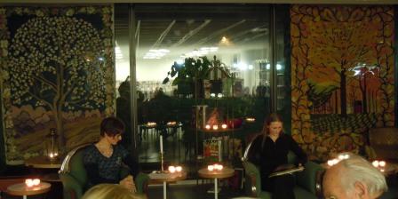 h&oslash;ytlesning i biblioteket