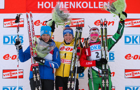 04.02.2012, Holmenkollen, Norway (NOR): (l-r) Olga Zaitseva (RUS), Madshus, Rottefella, Alpina, adidas, Magdalena Neuner (GER), Fischer, Rottefella, Swix, adidas, Toko and Darya Domracheva (BLR), Fischer, Rottefella, Swix - IBU world cup biathlon, pursui