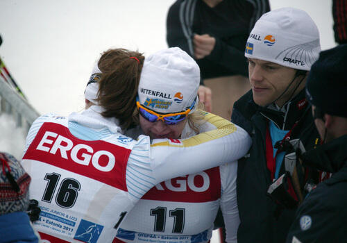 TÅRAR IFJOL SOM I ÅR. Ifjol kramade Stina Nilsson om Evelina Settlin på JVM-sprinten sedan båda krockat, nu gällde kramarna guld och silver! J-landslagstränaren Anders Byström firade födelsesdag samtidigt… Foto: MOA MOLANDER KRISTIANSEN