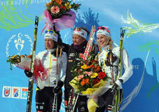 SILVER OCH BRONS till Sverige. Emma Wikén (t v) och Jennie Öberg på pallen i U23-VM tillsammans med tyska mästarinnan Hanna Kolb. Foto: FIS