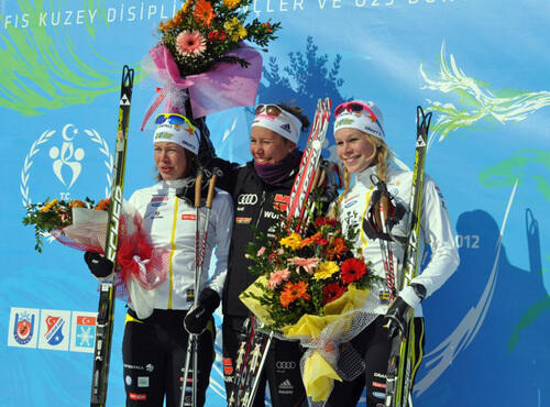 SILVER OCH BRONS till Sverige. Emma Wikén (t v) och Jennie Öberg på pallen i U23-VM tillsammans med tyska mästarinnan Hanna Kolb. Foto: FIS