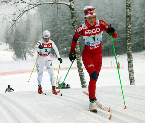 SOFIA HENRIKSSON åkte mycket bra i JVM-stafetten ifjol. Här bakom Norges Martine Ek Hagen. Foto: FASTERSKIER.COM