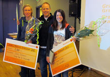 DANIEL TYNELL (i mitten) med årets stipendiater Jonas Eriksson (t v) och Anna Dyvik. Foto: www.teamtynell.se