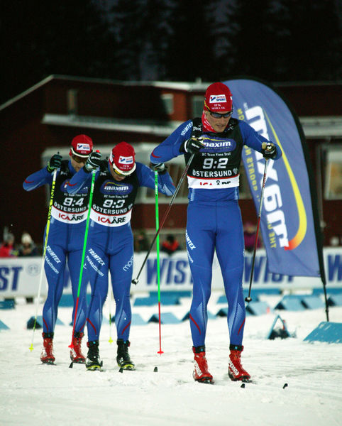 IFK MORA SK fick åka utan Emil Jönsson och blev sist. Joakim Engström (i mitten) slet med tempot till Daniel Svensson och David Frisk. Foto: MARCELA HAVLOVA