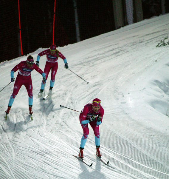 BÄSTA DAMLAGET blev nya Team Ski Am Pro. Här är det Sara Lindborg som drar in mot stadion följd av Annika Löfström och Lina Korsgren. Foto: MARCELA HAVLOVA