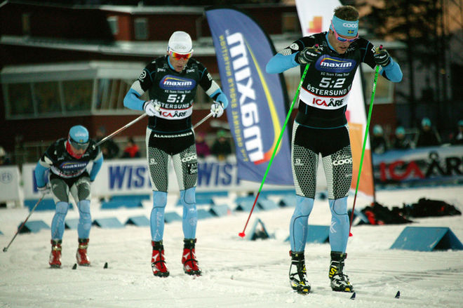 JIMMIE JOHNSSON gjorde ett hästjobb i segrande Team Coop. Här drar han före Oskar Svärd och Bill Impola. Foto: MARCELA HAVLOVA