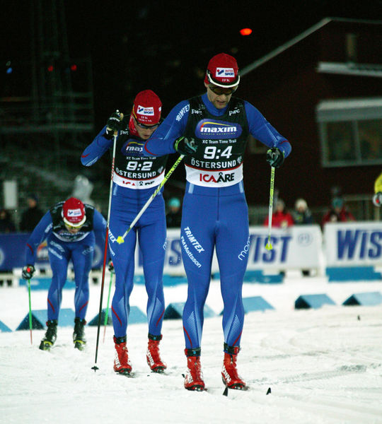 DAVID FRISK drar för IFK Mora SK före Daniel Svensson, medan Joakim Engström sliter längst bak. Foto: MARCELA HAVLOVA