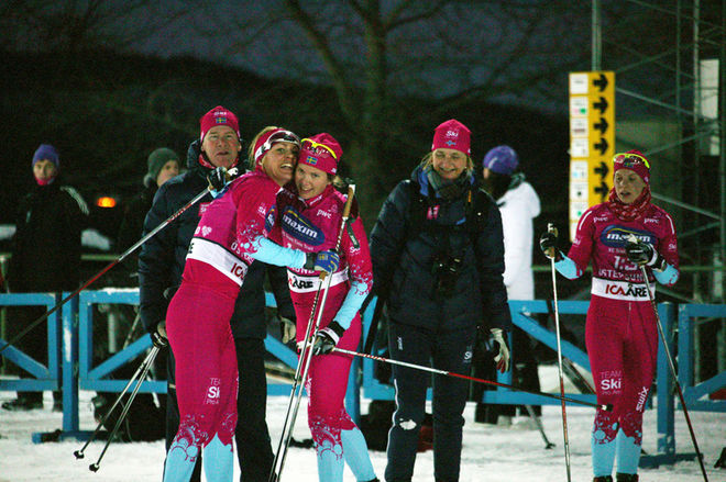 DAMSEGRARNA Team Ski Pro Am kramar om varandra efter målgång: Annika Löfström, Sara Lindborg och Lina Korsgren. Foto: MARCELA HAVLOVA