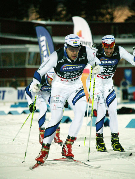 FREDRIK BYSTRÖM i täten för Helsinge Ski Team med Lars Ljung och Anders Högberg som "passagerare". Foto: MARCELA HAVLOVA