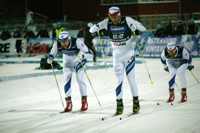 SISTA METRARNA för tredjeplacerade Helsinge Ski Team med fr v: Fredrik Byström, Lars Ljung och Anders Högberg. Robin Bryntesson och Marcus Johansson hade fått släppa. Foto: MARCELA HAVLOVA
