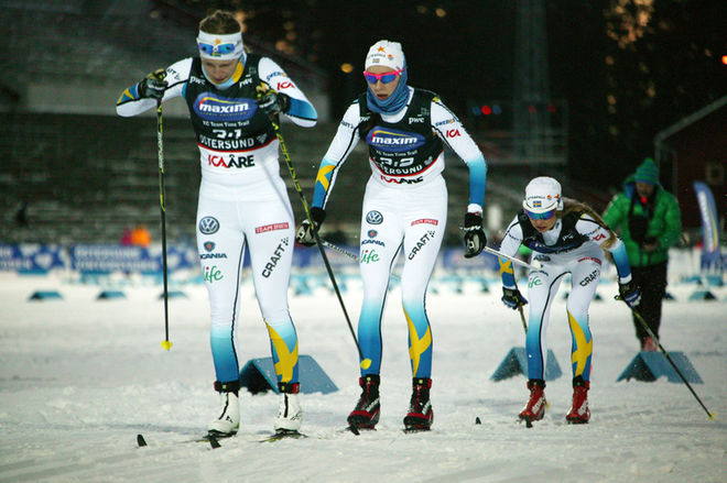 EVELINA SETTLIN i täten för det unga Ski Team Sweden, som också bara hade tre åkare. Bakom Johanna Meyer och junioren Hedda Bångman. Foto: MARCELA HAVLOVA