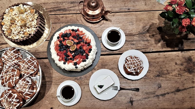 Bord med kaker og kaffe_bredformat bord med kaker