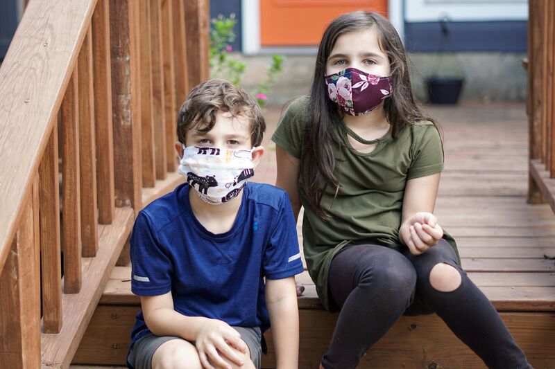 Noen foreldre mener at hjemmeskole og stengte barnehager er det beste som har skjedd familien. Men de fleste synes det har vært vanskelig. Hvorfor reagerer vi så ulikt på sosial isolasjon? Foto: Izzy Park / Unsplash Mens det nye koronalivet har gitt mange et etterlengtet pust i bakken og masse energi til å trene og bruke naturen, har det ført til altfor mye Netflix, vin og forfall for andre. Hvorfor reagerer vi så ulikt på sosial isolasjon? Foto: Izzy Park / Unsplash