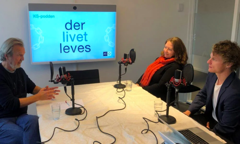 Programleder Kjell Erik Saure (f.v.) har Fredrik Gulowsen, gründer i Nyby, og fagsjef i KS, Anne Romsaas, som gjester i denne episoden av KS-podden "Der livet leves Programleder Kjell Erik Saure (f.v.) har Fredrik Gulowsen, gründer i Nyby, og fagsjef i KS, Anne Romsaas, som gjester i denne episoden av KS-podden