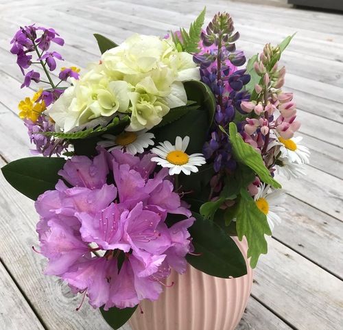 rosa og hvite blomster sommerbukett