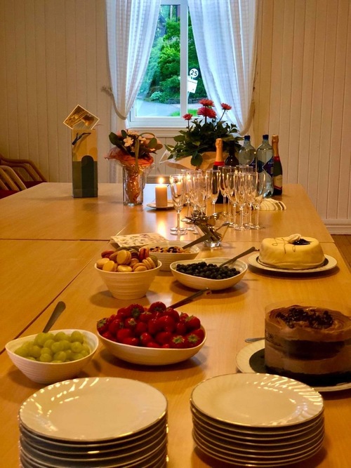Kakebord til Sommeravslutning 2022 med blomster