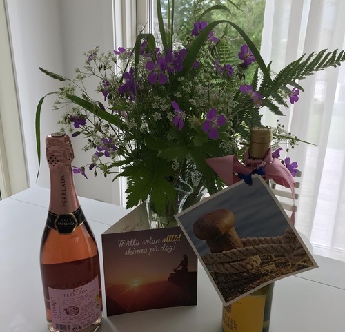 Vin og Champagne, kort og bukett fra hagen