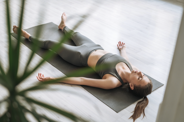 Kvinne liggende i meditasjon