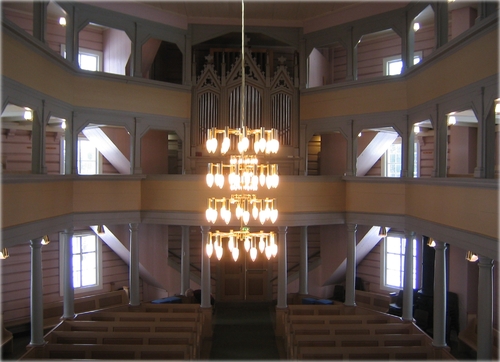 Kirkeskip - mot orgel