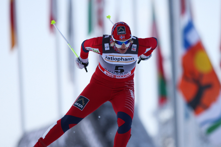 28.11.2010, Kuusamo, Finland (FIN): Vibeke W. Skofterud (NOR), Fischer, Rottefella, Alpina, One Way, Swix  - FIS world cup cross-country, 10km women handicap start, Kuusamo (FIN). www.nordicfocus.com. © Laiho/NordicFocus. Every downloaded picture is fee-