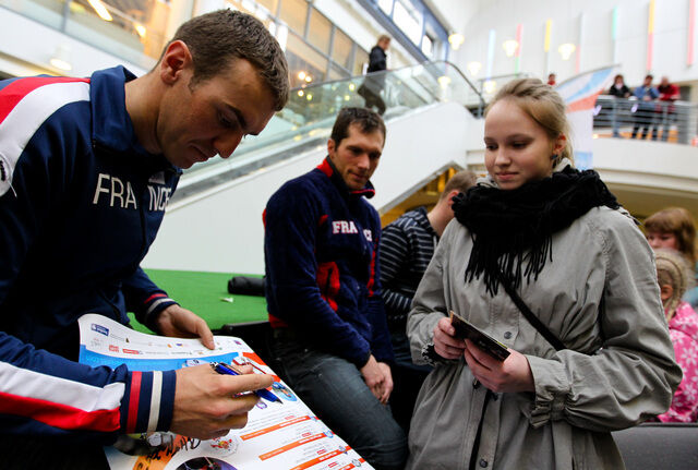 08.04.2011, Rovaniemi, Finland (FIN): Maurice Manificat (FRA), Fischer, Swix, Rottefella, One Way writing autogram - Tour de Barents 2011, training, Rovaniemi (FIN). www.nordicfocus.com. © Laiho/NordicFocus. Every downloaded picture is fee-liable.