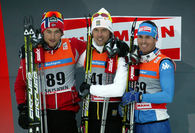 JOHAN OLSSON (i mitten) längst upp på pallen i Sjusjöen före Petter Northug (t v) och italienaren Roland Clara. Foto: KJELL-ERIK KRISTIANSEN