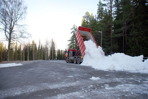 SÅ HÄR SÅG det ut när Östersund lade ut sin sparade snö. Frågan är om man grejar det här kommande höst, det fattas 20.000 kubikmeter. Foto: MICKE ALTHIN, Camp Södergren