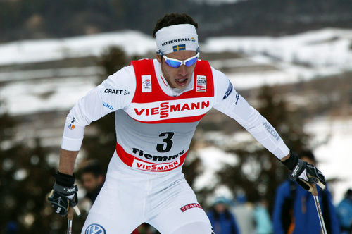 MARCUS HELLNER forsar fram till andraplats i Tour de Ski. Foto: FASTERSKIER.COM