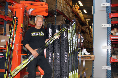 LASSE JONSSON fortsätter som servicechef för Swix och Fischer på vanligt vis i Sverige i vinter. Han säger att hans team aldrig varit starkare. Foto: SPORTMARKET LASSE JONSSON fortsätter som servicechef för Swix och Fischer på vanligt vis i Sverige i vinter. Han säger att hans team aldrig varit starkare. Foto: SPORTMARKET