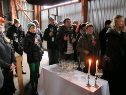 Nasjonalballetten lytter til Store Norske Mandskor mens de nyter et glass champagne i Vinkelstasjonen