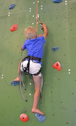 Gutt i klatreveggen på Vestby Arena_cropped_342x568
