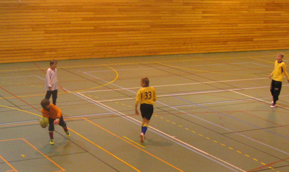 Målmann, Anders, kaster ballen.