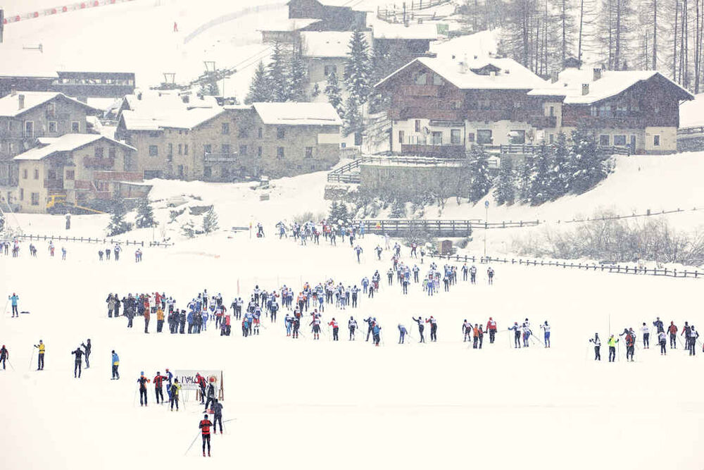 14.12.2012, Livigno, Italy (ITA): a long row of racers passes by livigno- Skimarathon La Sgambeda Classic, Livigno (ITA). www.nordicfocus.com. © Felgenhauer/NordicFocus. Every downloaded picture is fee-liable. NordicFocus 14.12.2012, Livigno, Italy (ITA): a long row of racers passes by livigno- Skimarathon La Sgambeda Classic, Livigno (ITA). www.nordicfocus.com. © Felgenhauer/NordicFocus. Every downloaded picture is fee-liable.