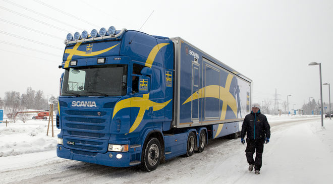 LANDSLAGETS VALLABUSS är på väg ut på Sverige-turné tillsammans med sponsorn Intersport. Nu har du chansen att kolla hur bussen ser ut inuti.