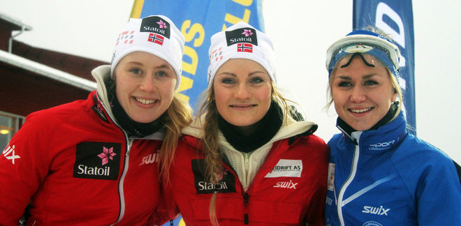 HELNORSK på pallen i dameras lopp över 10 km fristil. Martine Ek Hagen (mitten) vann före Ragnhild Haga (t v) och Emilie Kristoffersen. Foto: THORD ERIC NILSSON