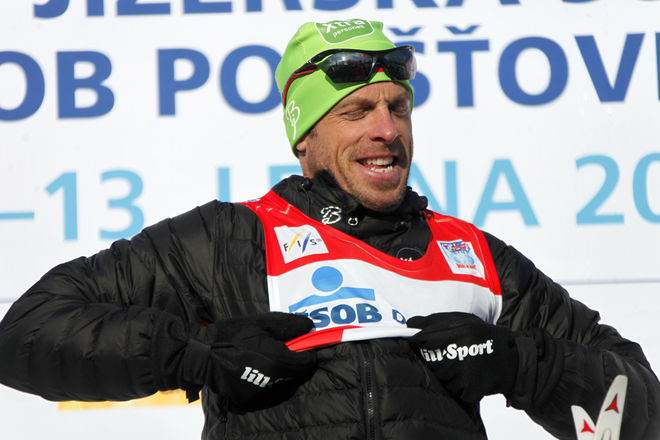PÅ MED LEDARTRÖJAN! Anders Aukland har börjat årets Swix Ski Classics där han slutat den förra - på toppen! Foto: MILAN DROBNY
