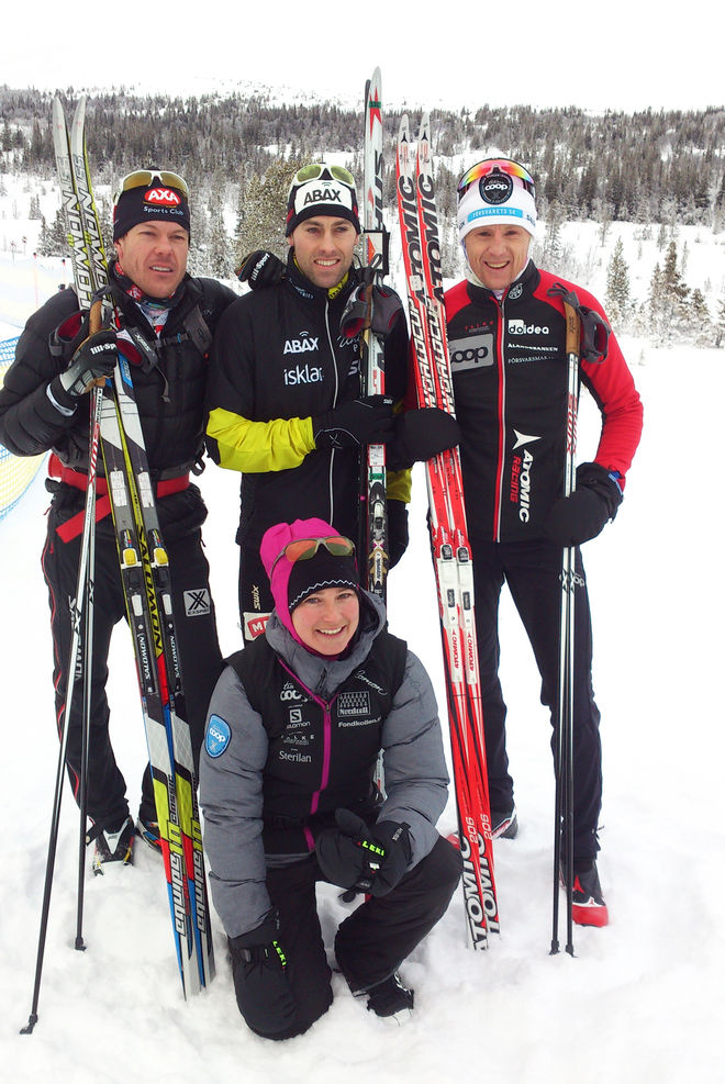 JÖRGEN BRINK (i mitten bak) vann i Vålådalen före Oskar Svärd (t h) och Mathias Fredriksson. Jenny Hansson (framför) nöjde sig med halva distansen. Foto: ELISABETH HANSSON