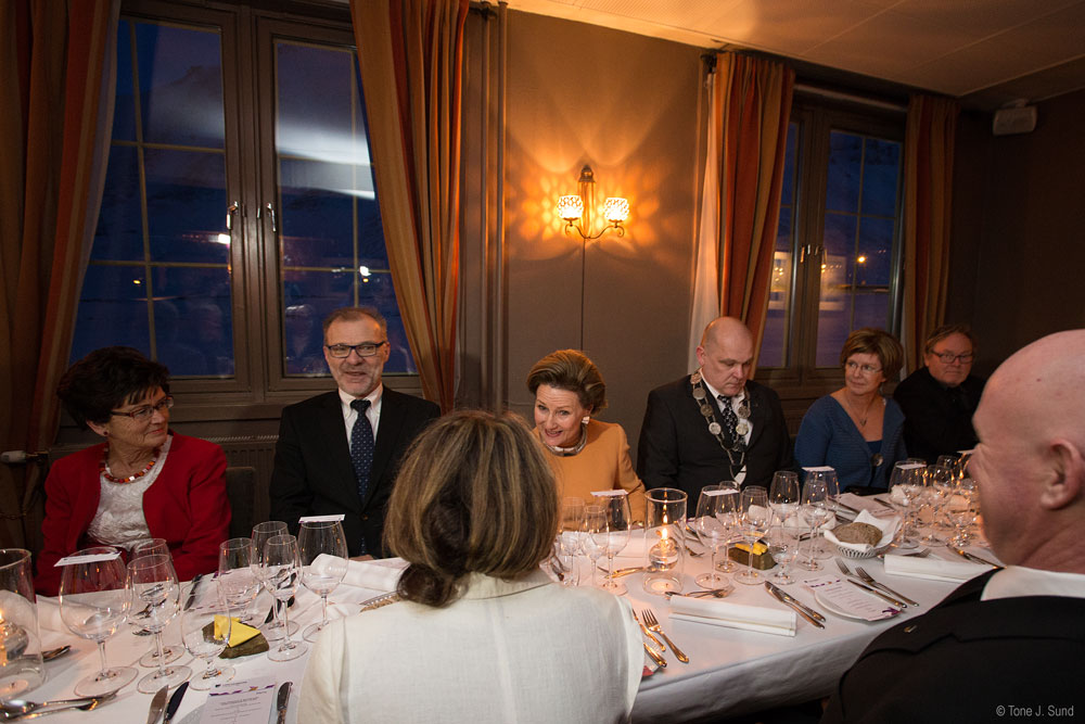 H. M. Dronningen flankert av hhv sysselmann Odd Olsen Ingerø (t.v.) og nestleder Geir Hekne fra Lokalstyret ved lunsjen i Restaurant Huset Foto Tone J. Sund