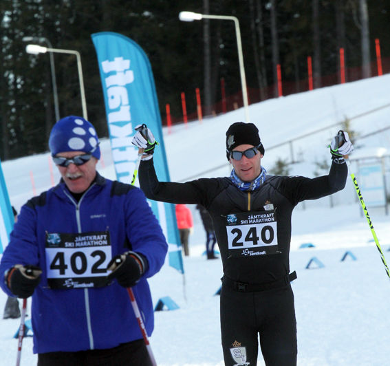 LUGN MÅLGÅNG av maratonsegraren Daniel Richardsson som har milåkande motionären Håkan Broman, IK Jogg, före sig. Foto: THORD ERIC NILSSON
