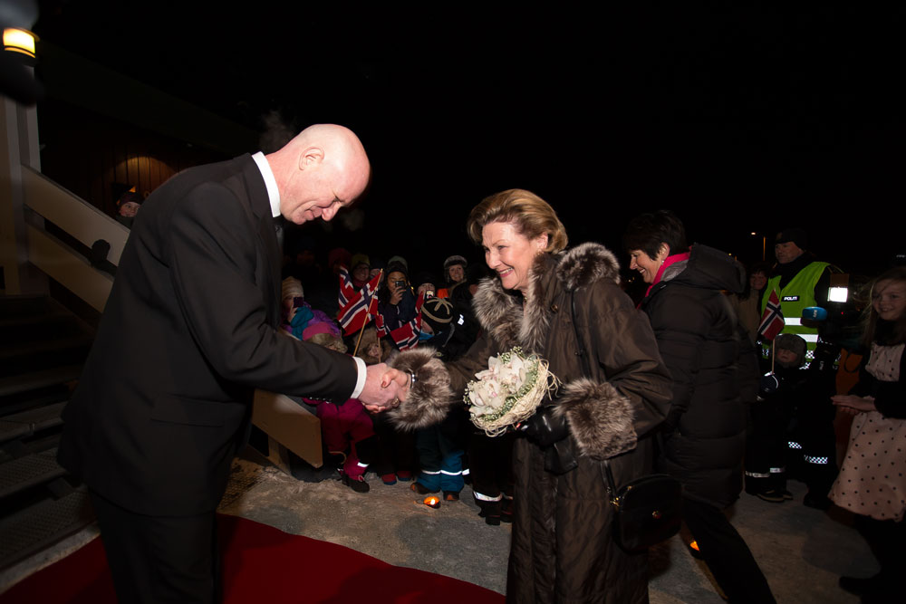 H. M. Dronning Sonja mottas av daglig leder Einar Buø ved ankomst Galleri  Svalbard torsdag 31.1.2013 Foto Tone J. Sund