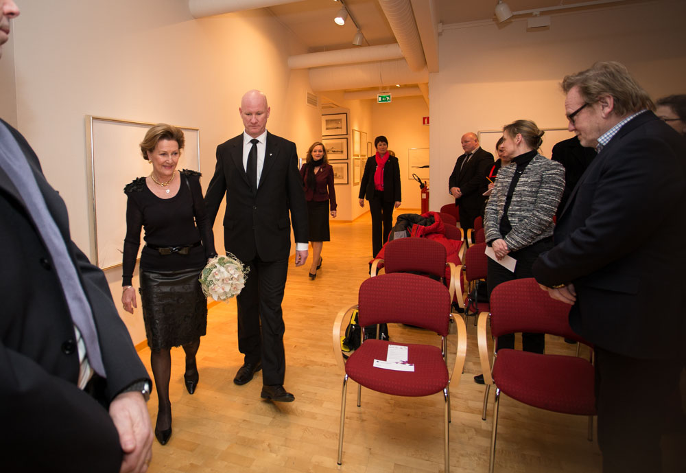 H. M. Dronning Sonja og daglig leder Einar Buø ankommer utstillingsåpningen i Galleri Svalbard torsdag 31.1.2013 Foto Tone J. Sund