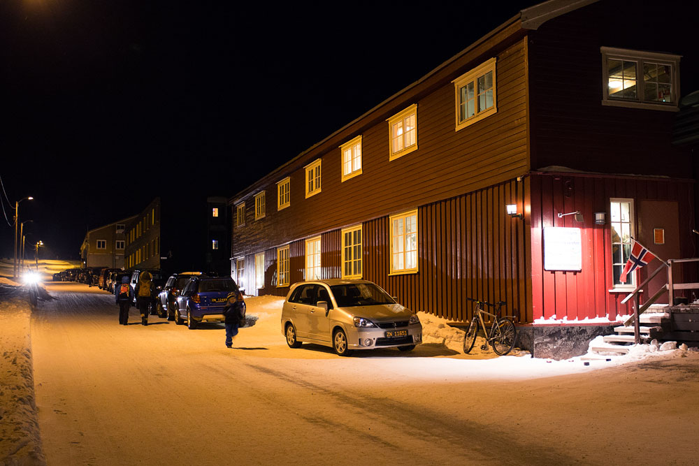 Mange biler parkert i Nybyen i fm H. M. Dronningens besøk i Galleri Svalbard torsdag 31.1.2013 Foto Tone J. Sund