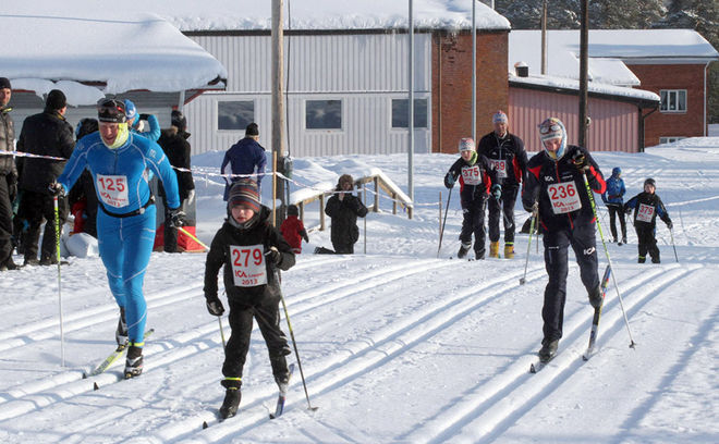 SKIDLÖPARE i alla åldrar deltog, fr.v. Christer Jonsson, Östersund, Edvin Norgren, Olof och Kjell Eriksson samt Jimmy Öhrnell, Åsarna. Längst t h Ruben Tholander, Sundbyberg. Foto: THORD ERIC NILSSON