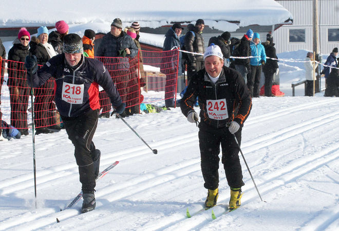 JÖRN ÖHRNELL, Åsarna och Anders Perols, Dala Järna (var med på Gundes tid) på 17 km-banan. Anders är numera litet knutet till Åsarna med sin kvinna därifrån och dessutom stuga. Svärfar Pecka Eriksson var en gång SM-tvåa. Foto: THORD ERIC NILSSON